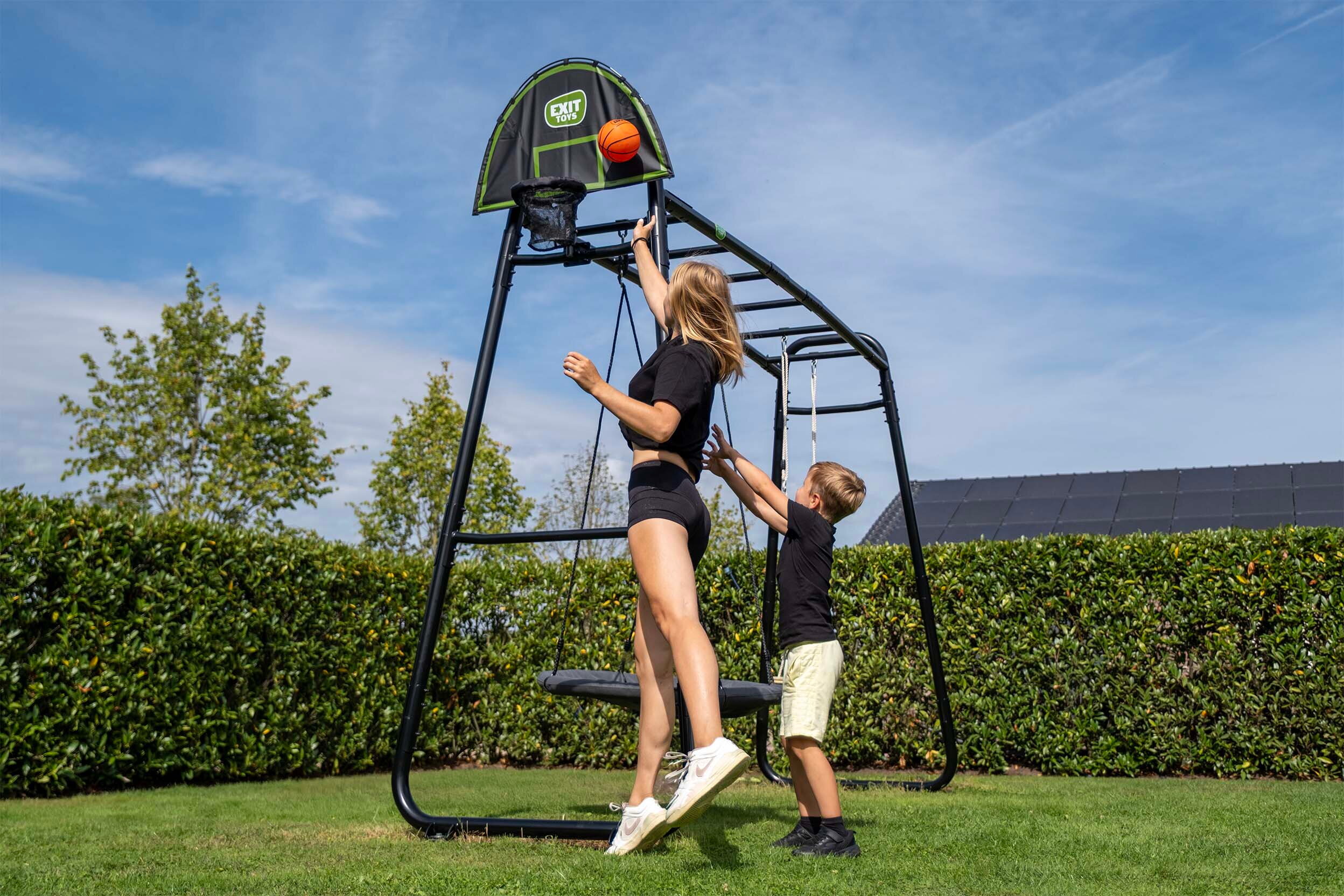 Looking for sustainable sports products for your garden? EXIT Toys creates sturdy, recyclable sports equipment for children and teenagers who want to move and develop. From football goals to padel trainers.