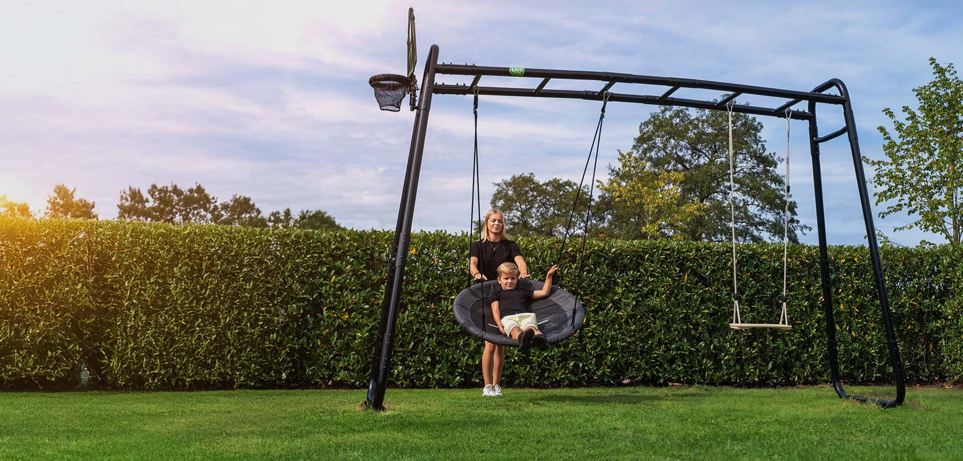 The popular GetSet monkey bars are now also available in black. A sleek design and endless outdoor play in style.