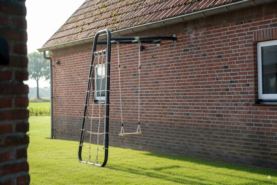 Monkeybar against the wall: space saving, bold and multifunctional.